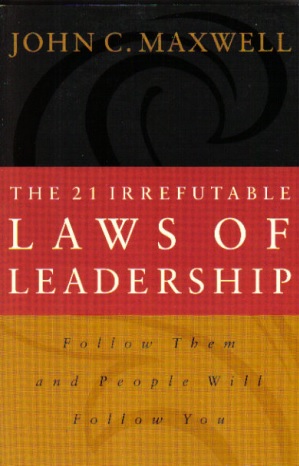 Обложка книги John C Maxwell The 21 Irrefutable Laws of Leadership Follow Them